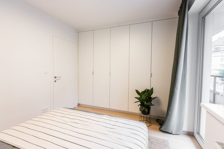Dizajnova antracitová kuchyňa s dekorom dub zlatý - prepojenie s obývačkou. Vstavané minimalistické skrine v spálni a v detskej izbe.
