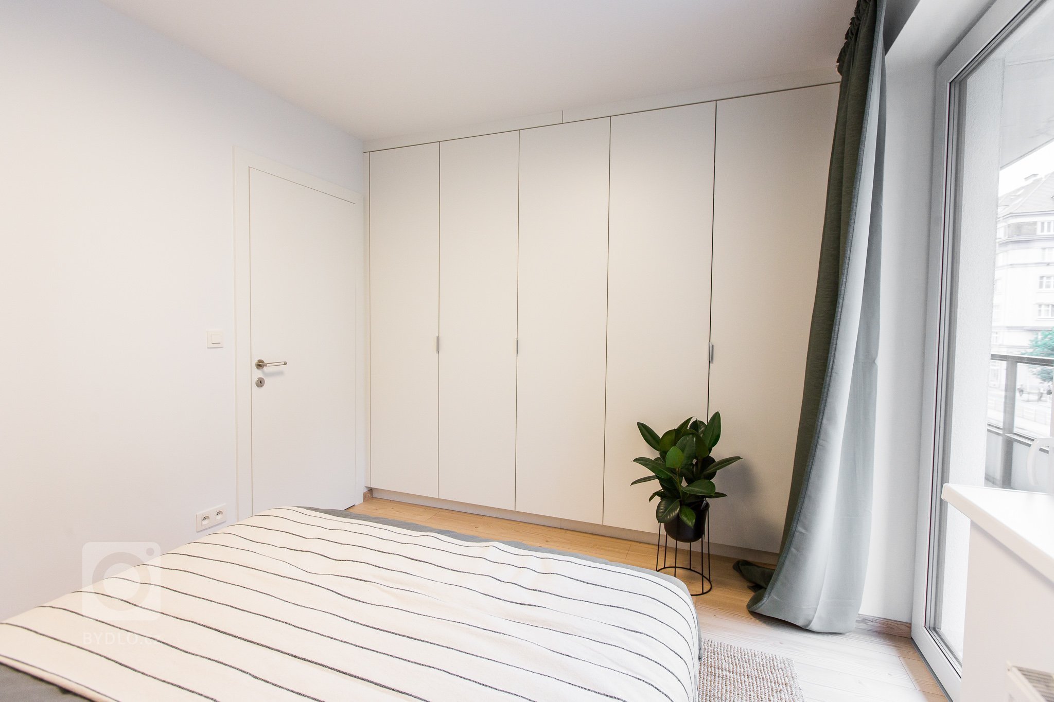 Dizajnova antracitová kuchyňa s dekorom dub zlatý - prepojenie s obývačkou. Vstavané minimalistické skrine v spálni a v detskej izbe.
