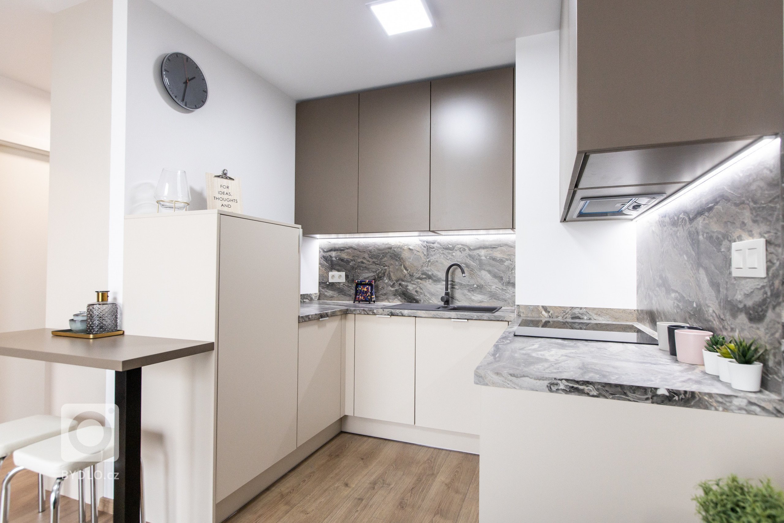 Povedzme si úprimne,&nbsp;mramor nie je lacná záležitosť. Nie je to ani materiál, ktorý použijete v interiéri bytu, ktorý plánujete prenajímať. Ak by ste ho…