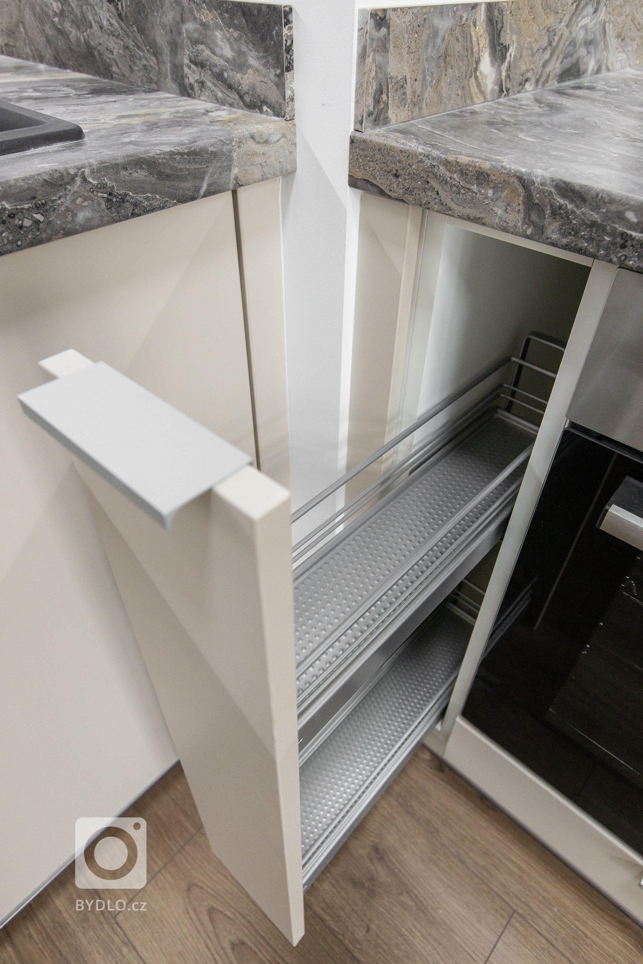 Povedzme si úprimne,&nbsp;mramor nie je lacná záležitosť. Nie je to ani materiál, ktorý použijete v interiéri bytu, ktorý plánujete prenajímať. Ak by ste ho…