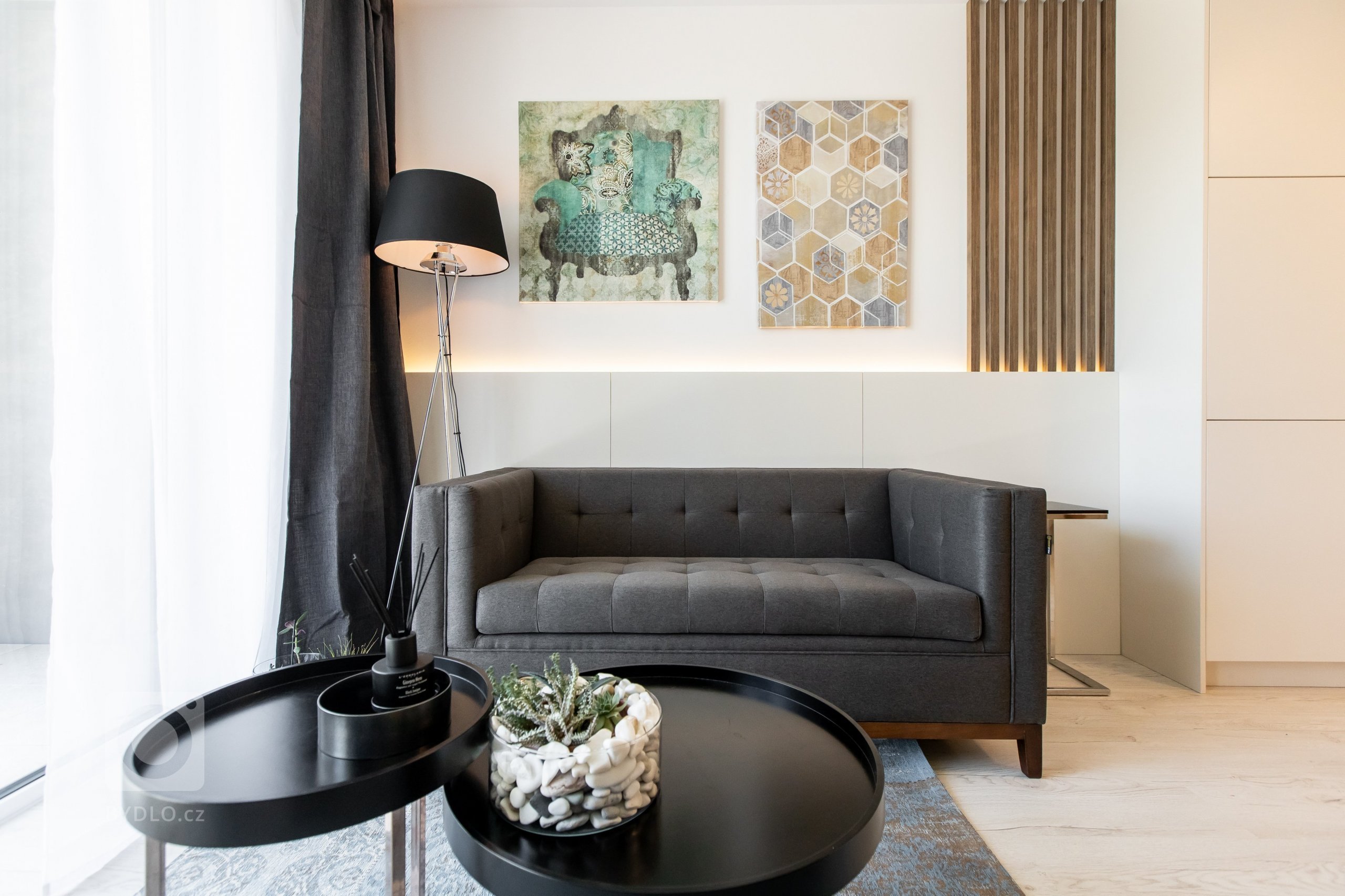 Krásne zariadený apartmán v projekte Urban Residence. Kuchyňa a nábytok na mieru spolu dokonale ladia, aby zbytočne nezatažili priestor. Nábytok a kuchyňa sú z…