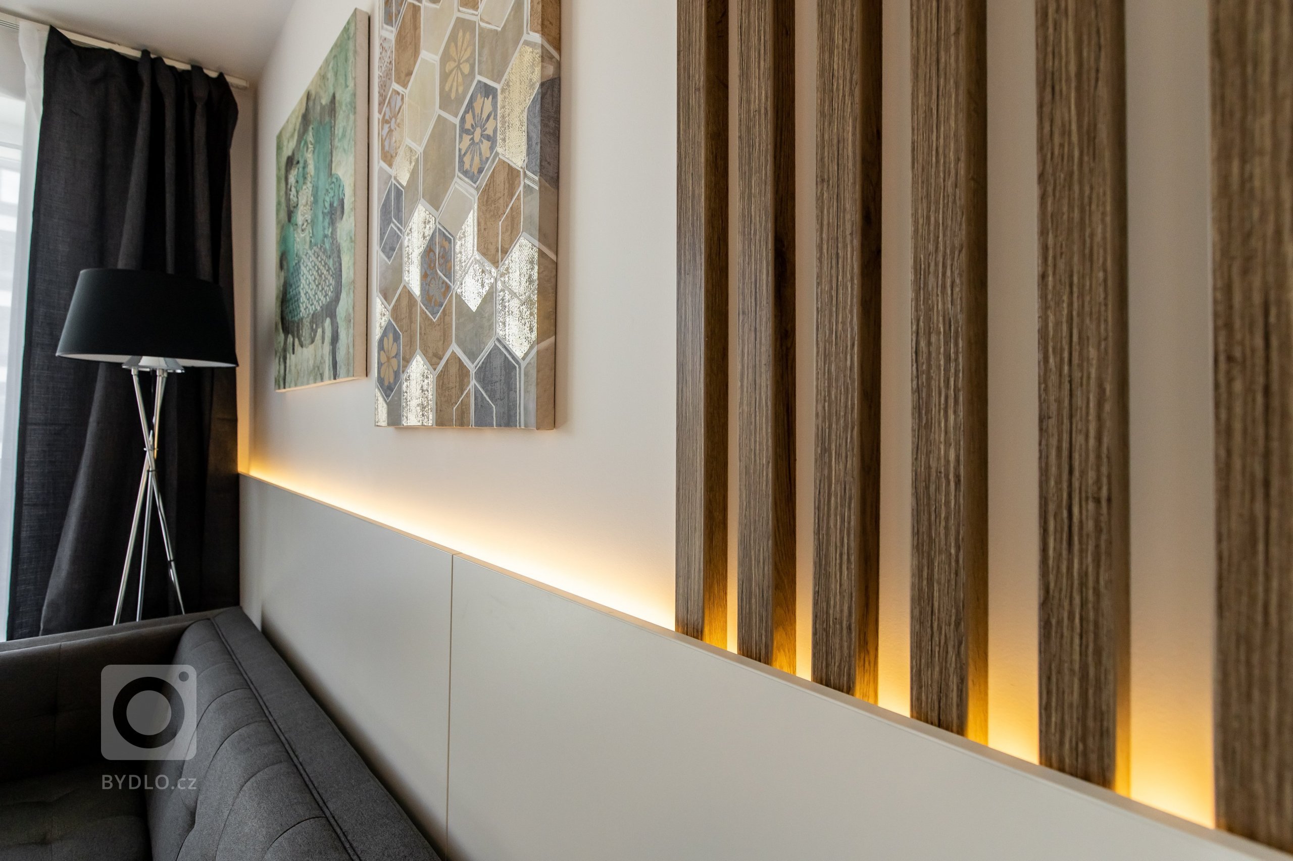 Krásne zariadený apartmán v projekte Urban Residence. Kuchyňa a nábytok na mieru spolu dokonale ladia, aby zbytočne nezatažili priestor. Nábytok a kuchyňa sú z…