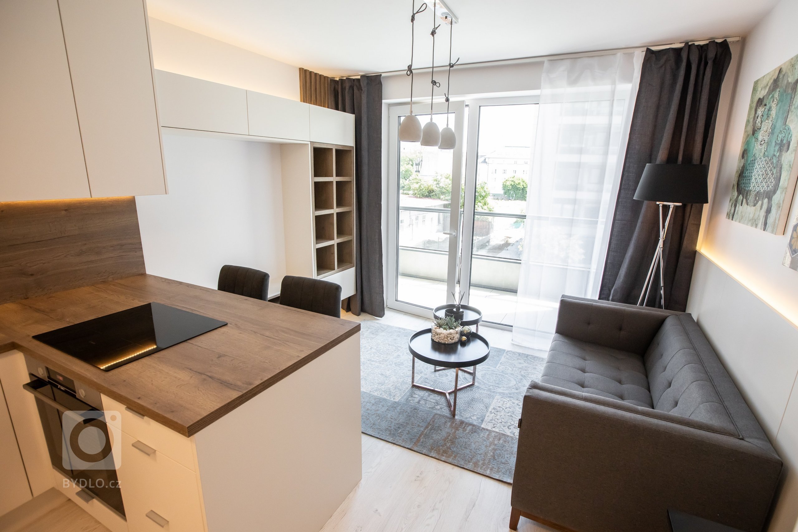 Krásne zariadený apartmán v projekte Urban Residence. Kuchyňa a nábytok na mieru spolu dokonale ladia, aby zbytočne nezatažili priestor. Nábytok a kuchyňa sú z…