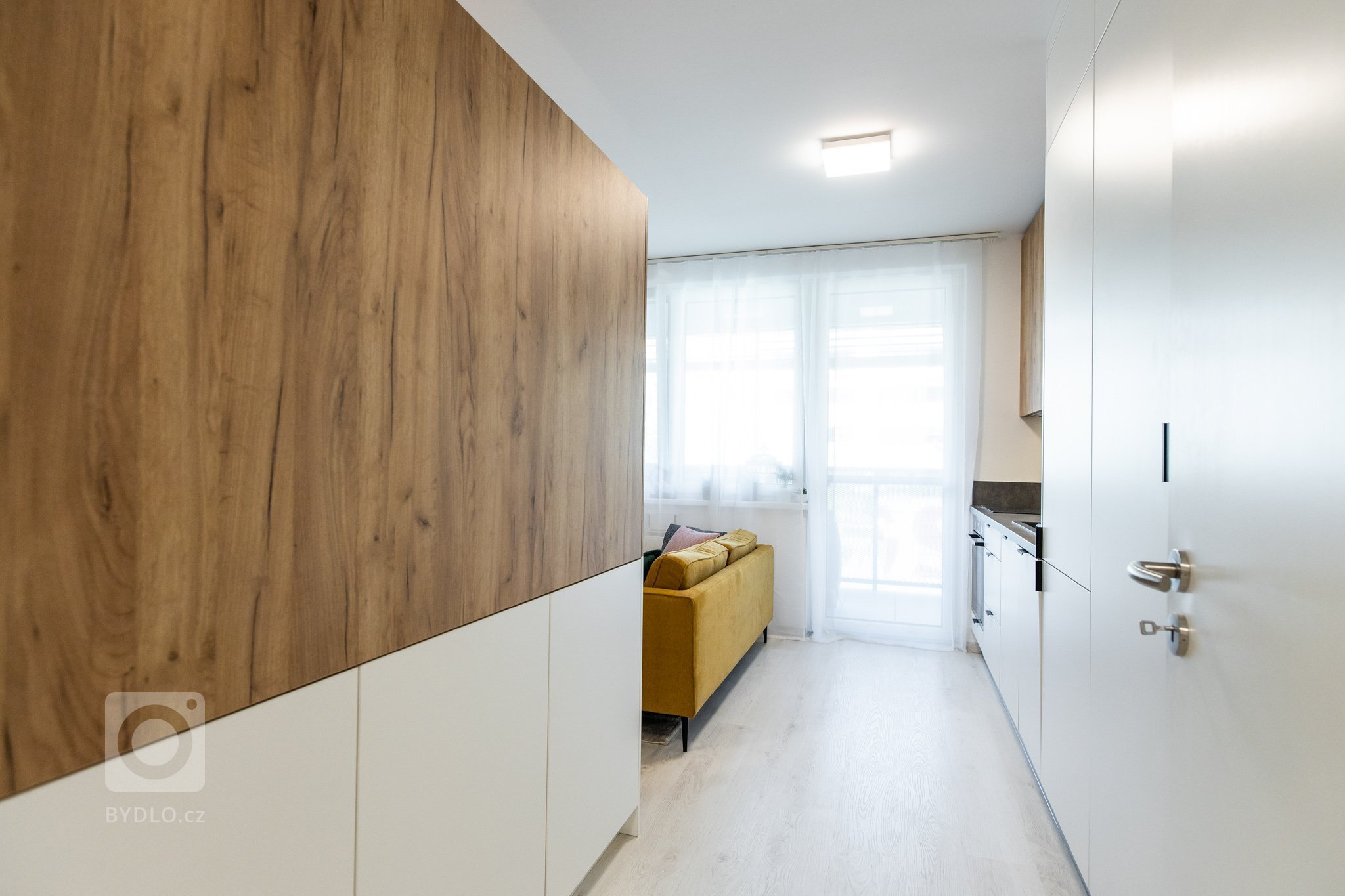 Apartmán v developerskom projekte Malé Krasňany, ktorý poníma obývaciu izbu, spálňu, aj kuchyňu v jednom priestore, no napriek tomu je táto realizácia krásna a…