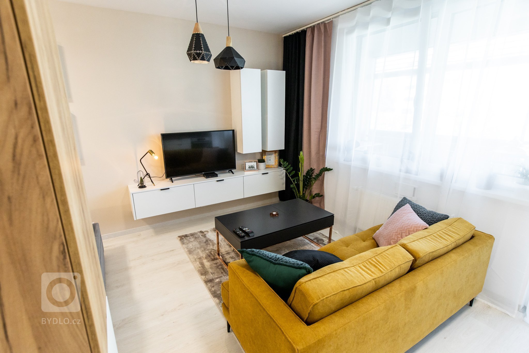 Apartmán v developerskom projekte Malé Krasňany, ktorý poníma obývaciu izbu, spálňu, aj kuchyňu v jednom priestore, no napriek tomu je táto realizácia krásna a…