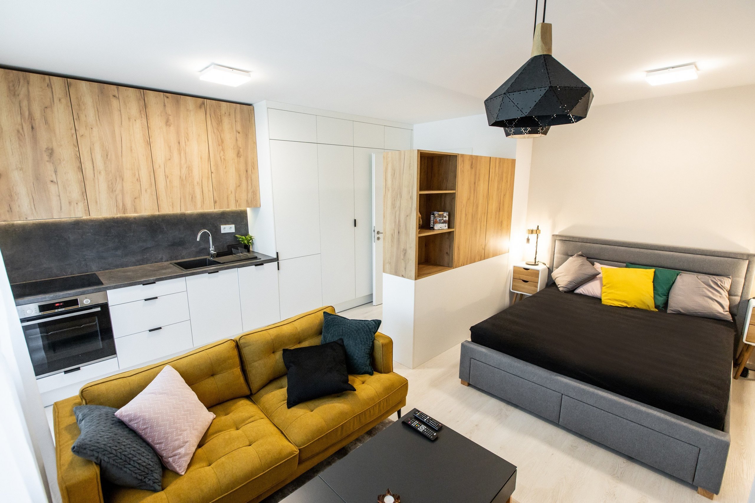 Apartmán v developerskom projekte Malé Krasňany, ktorý poníma obývaciu izbu, spálňu, aj kuchyňu v jednom priestore, no napriek tomu je táto realizácia krásna a…