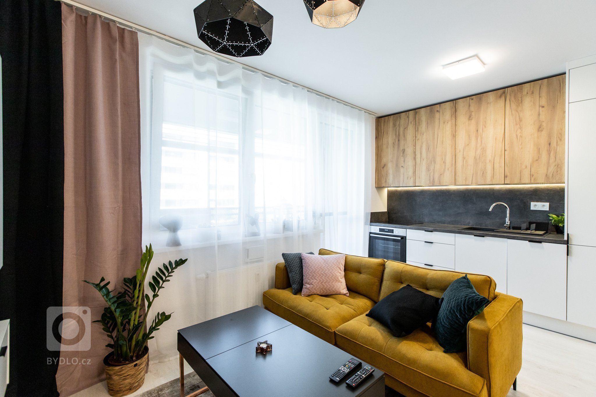 Apartmán v developerskom projekte Malé Krasňany, ktorý poníma obývaciu izbu, spálňu, aj kuchyňu v jednom priestore, no napriek tomu je táto realizácia krásna a…