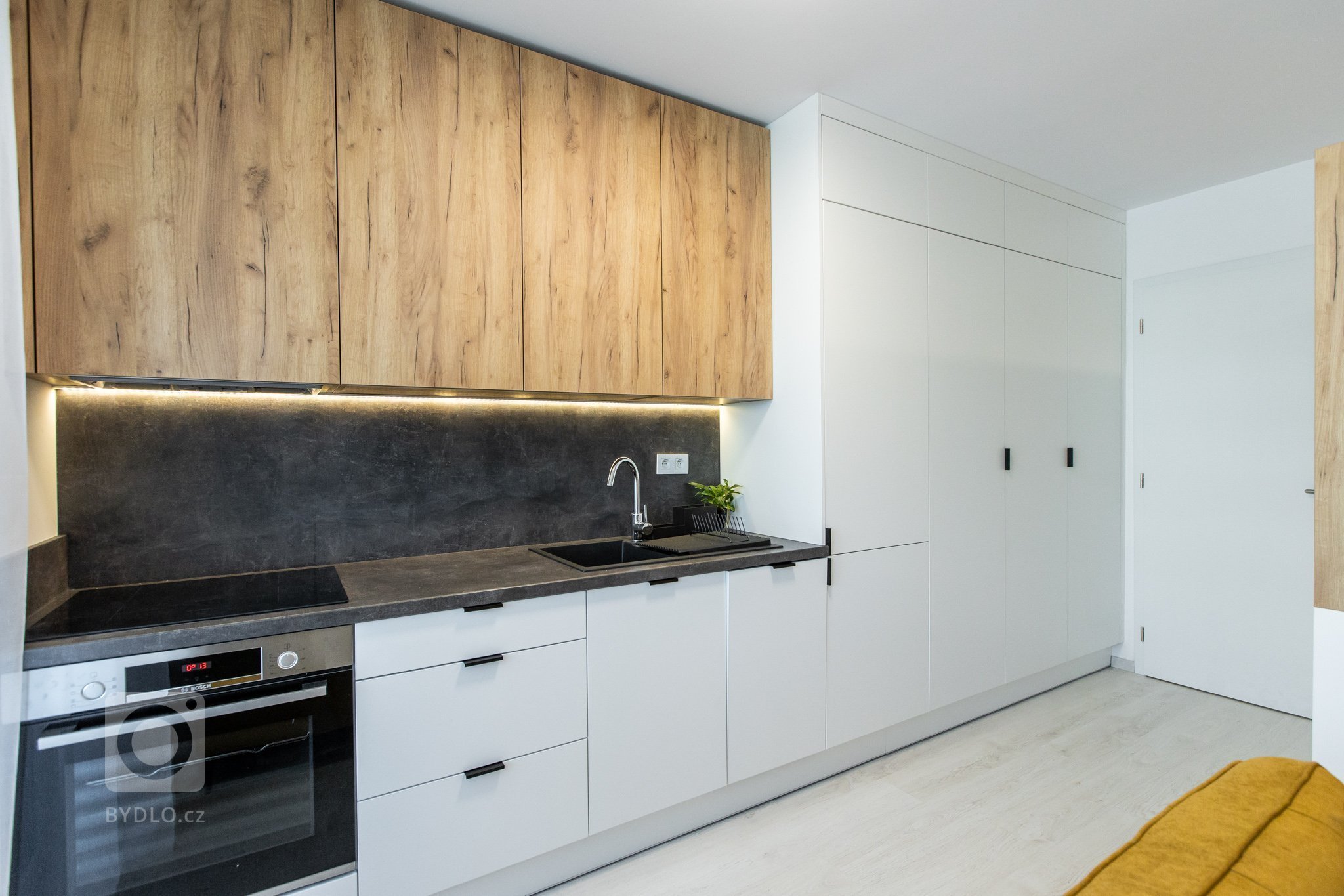 Apartmán v developerskom projekte Malé Krasňany, ktorý poníma obývaciu izbu, spálňu, aj kuchyňu v jednom priestore, no napriek tomu je táto realizácia krásna a…