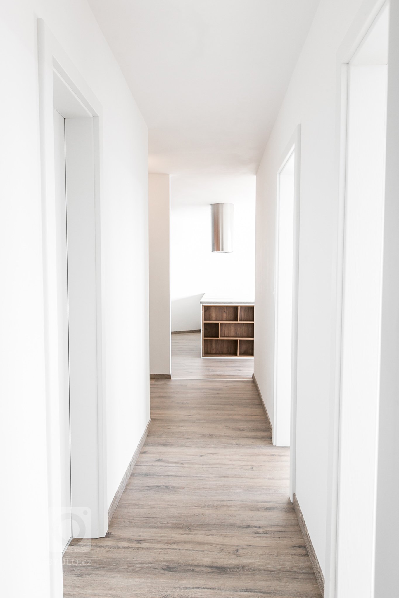 Zaujimavé riešenie ostrova z pohľadu od chodby