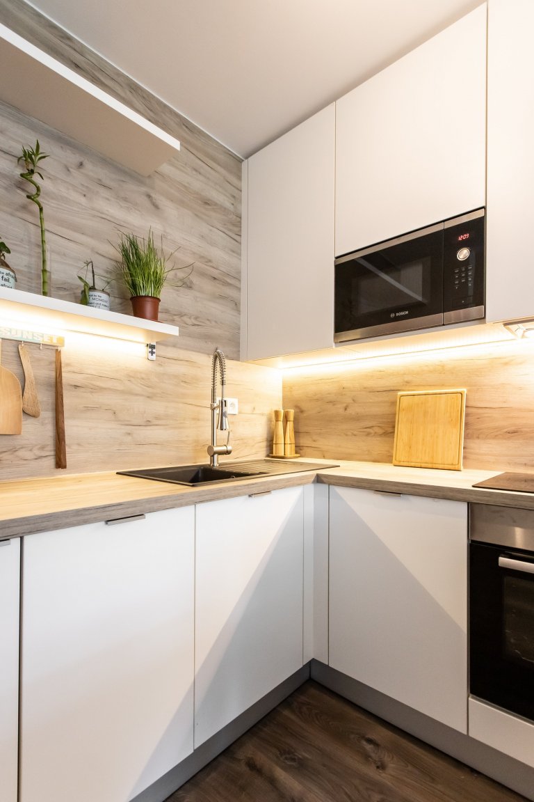 Moderným trendom dispozičného riešenia interiérov je prepojenie dvoch priestorov, v ktorých trávime počas dňa naviac času - kuchyne a obývačky. Riešenie stola,…