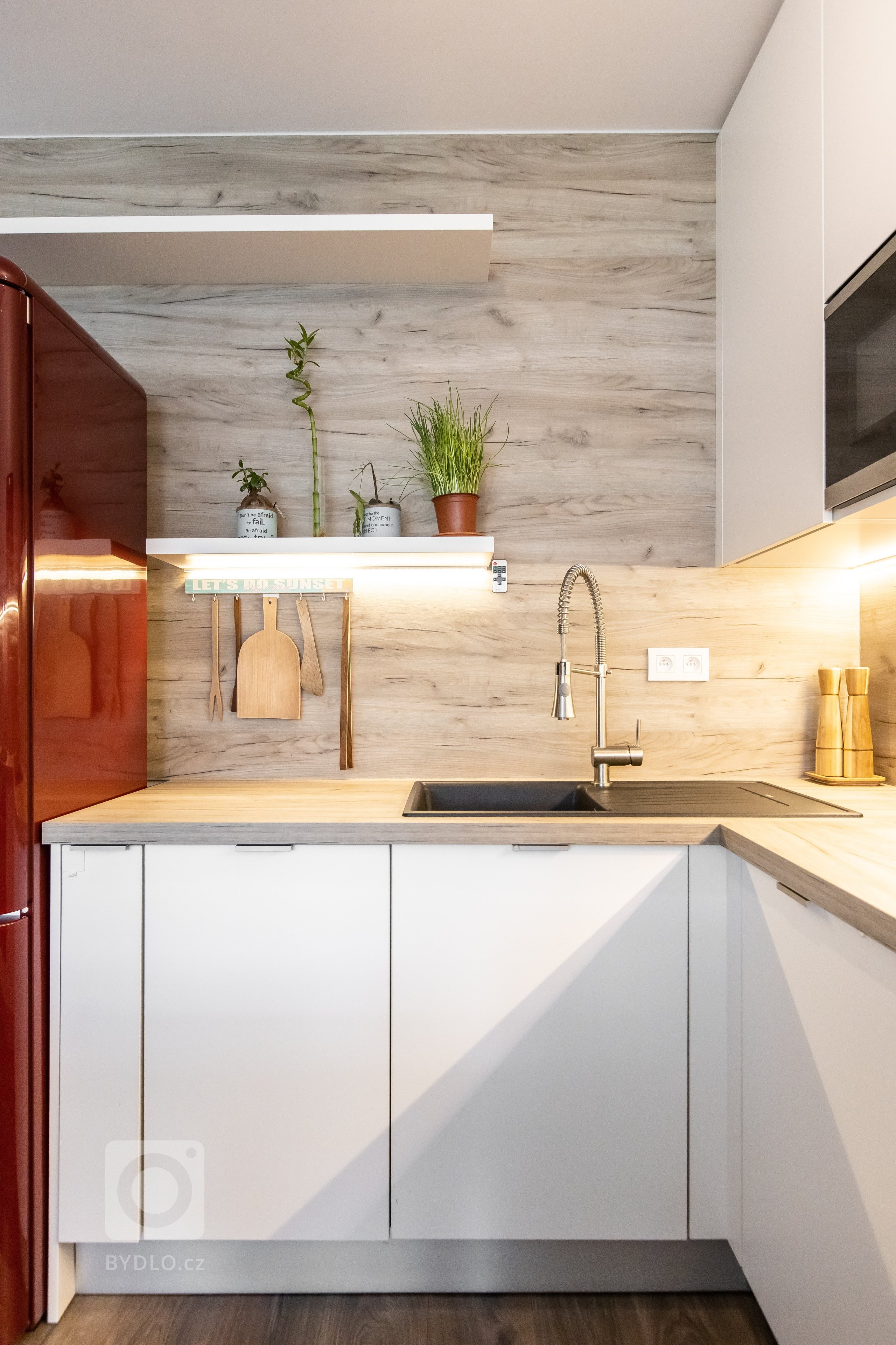 Moderným trendom dispozičného riešenia interiérov je prepojenie dvoch priestorov, v ktorých trávime počas dňa naviac času - kuchyne a obývačky. Riešenie stola,…