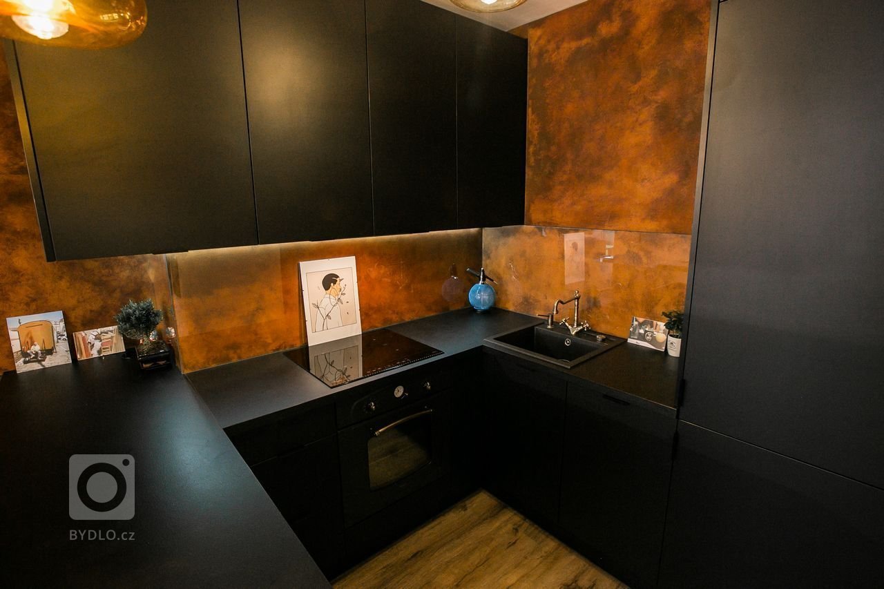 Použité materiály

Skrinky: Čierny mat
Pracovná doska: Čierny mat
Osvetlenie: LED studená biela
Zástena: benátsky štuk
