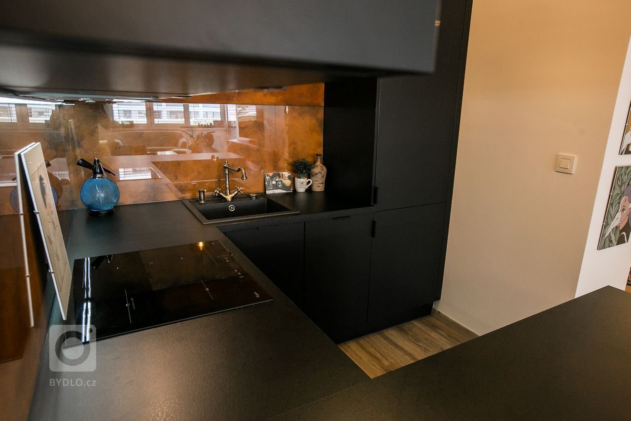 Použité materiály

Skrinky: Čierny mat
Pracovná doska: Čierny mat
Osvetlenie: LED studená biela
Zástena: benátsky štuk
