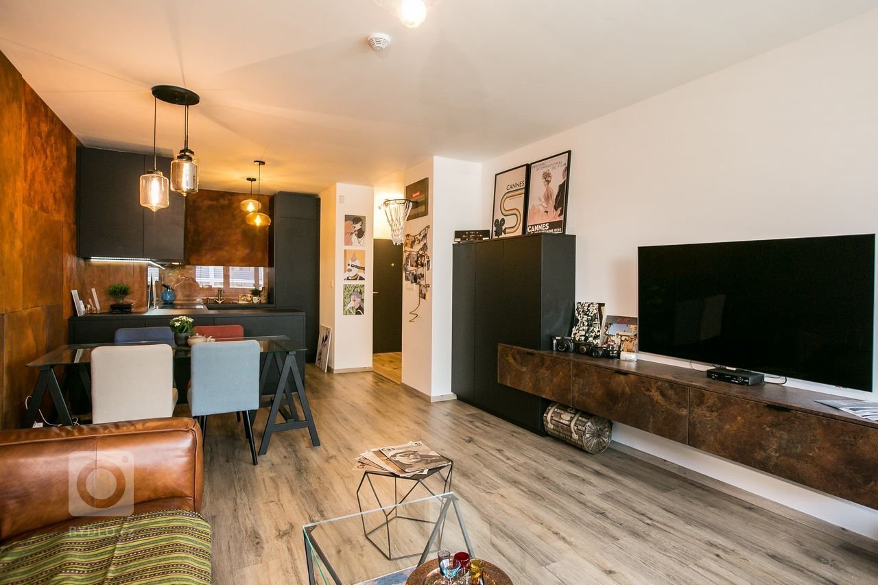 Použité materiály

Skrinky: Čierny mat
Pracovná doska: Čierny mat
Osvetlenie: LED studená biela
Zástena: benátsky štuk
