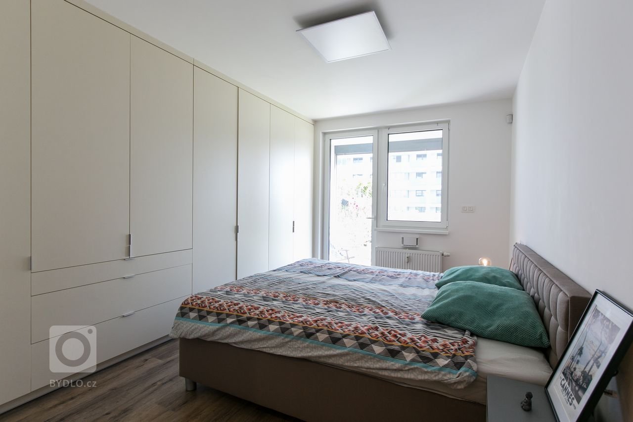 Použité materiály

Skrinky: Čierny mat
Pracovná doska: Čierny mat
Osvetlenie: LED studená biela
Zástena: benátsky štuk
