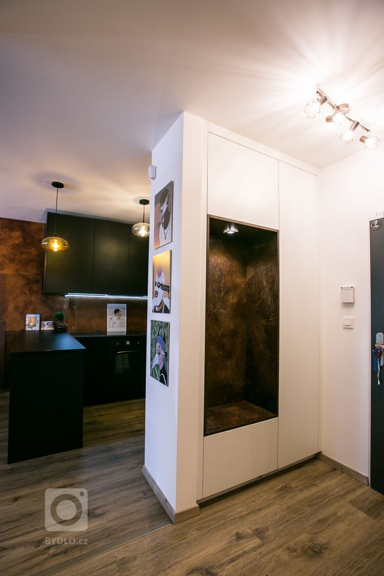 Použité materiály

Skrinky: Čierny mat
Pracovná doska: Čierny mat
Osvetlenie: LED studená biela
Zástena: benátsky štuk
