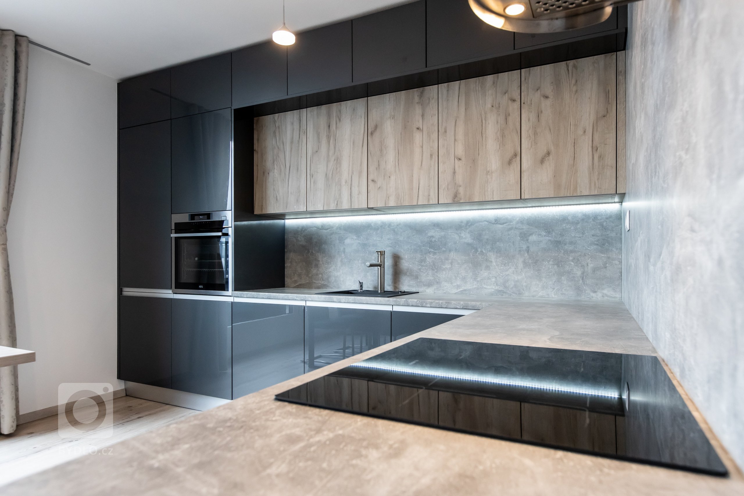 Páčia sa Vám temné antracitové farby tejto kuchyne ? Inšpirujte sa touto krásnou realizáciou kuchyne v antracitovom vysokom lesku v kombinácii so svetlým…