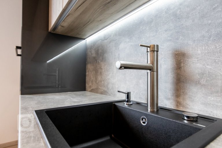 add picture to album