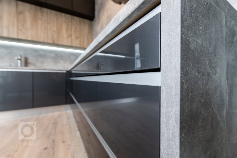 add picture to album