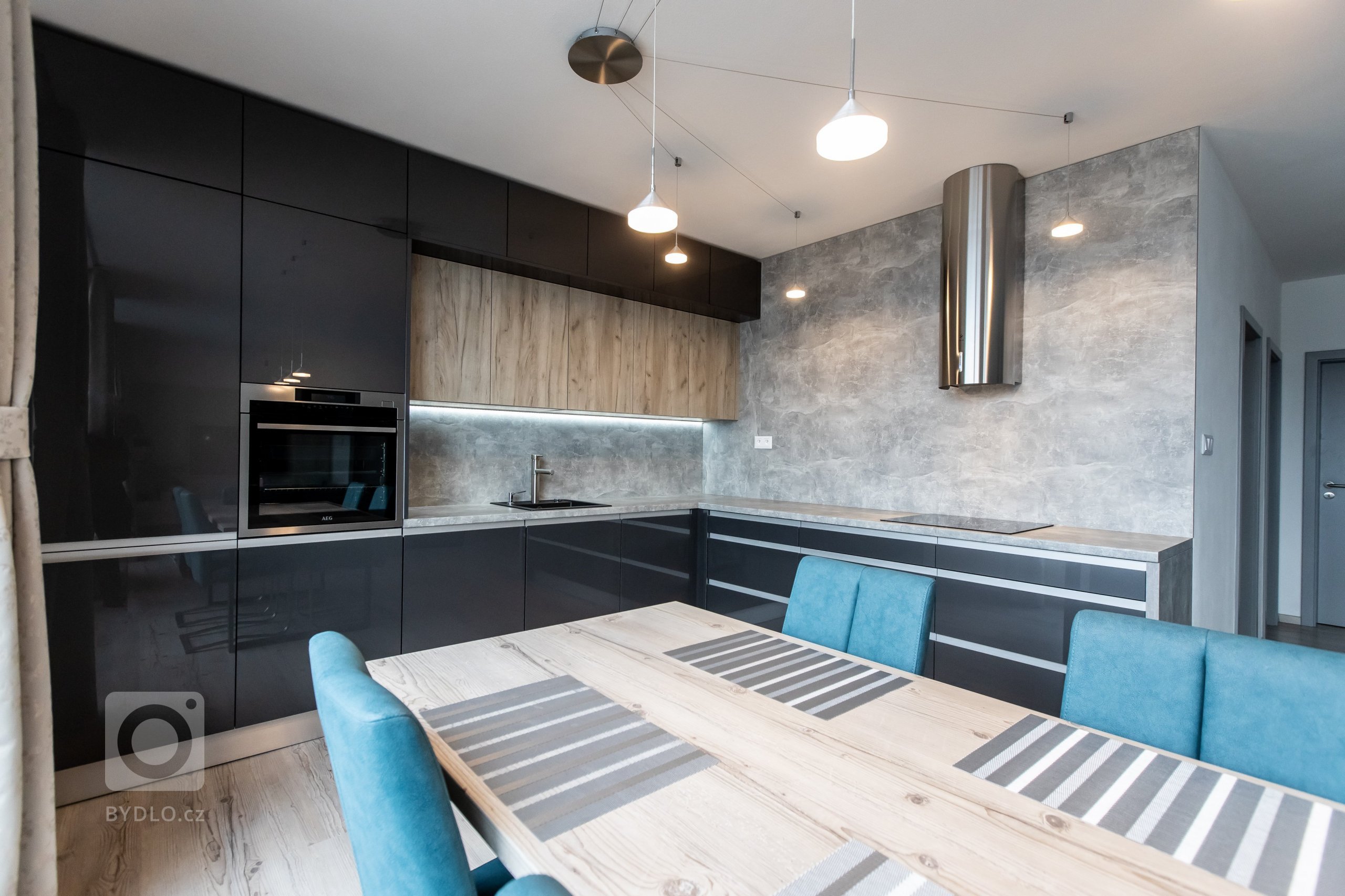 Páčia sa Vám temné antracitové farby tejto kuchyne ? Inšpirujte sa touto krásnou realizáciou kuchyne v antracitovom vysokom lesku v kombinácii so svetlým…