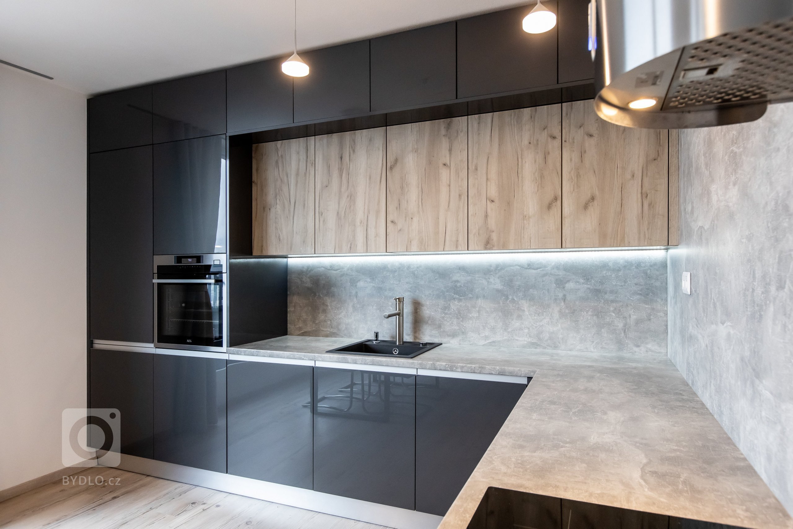 Páčia sa Vám temné antracitové farby tejto kuchyne ? Inšpirujte sa touto krásnou realizáciou kuchyne v antracitovom vysokom lesku v kombinácii so svetlým…