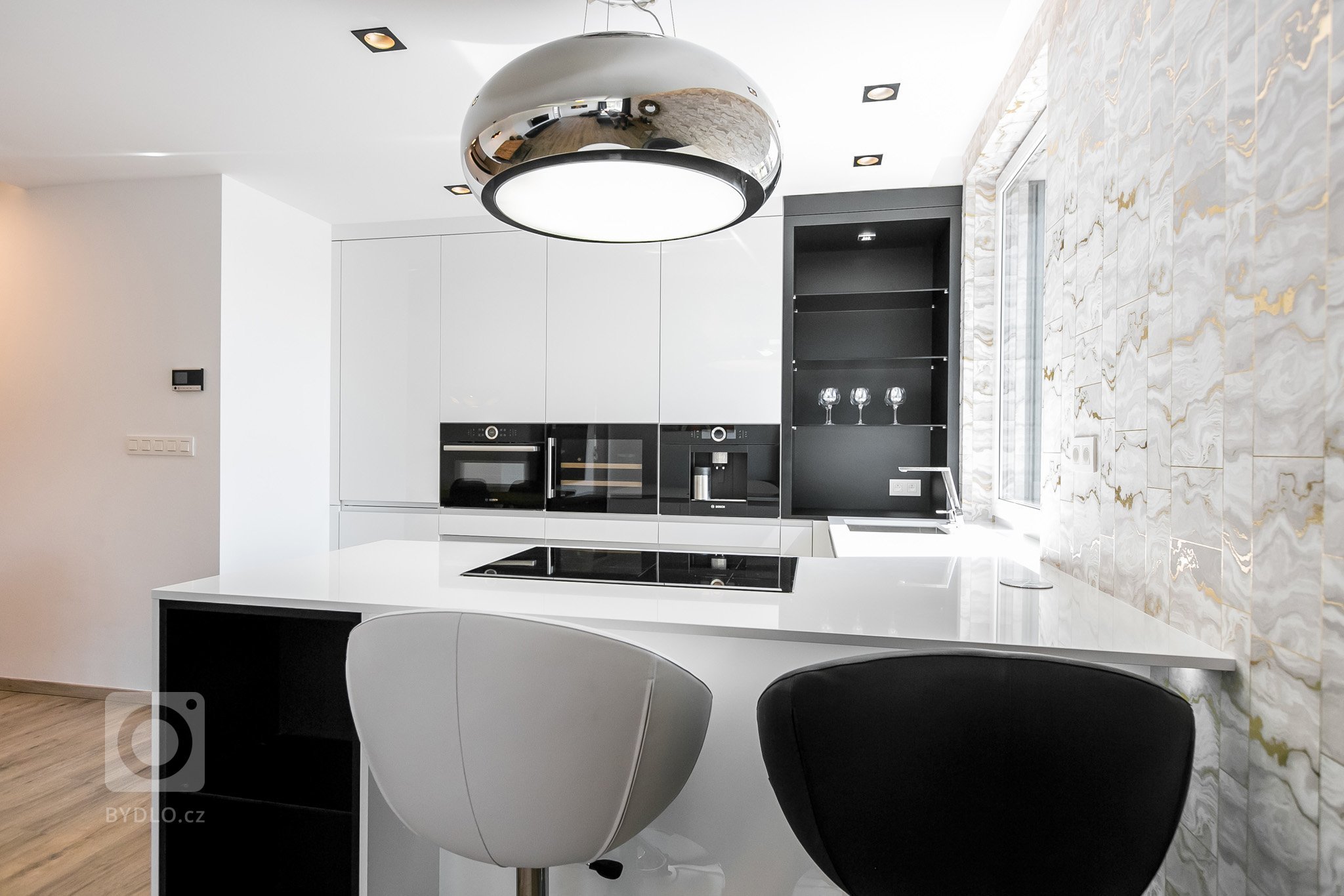 Použité materiály

Horné skrinky: Biely akryl vo vysokom lesku
Dolné skrinky: Biely akryl vo vysokom lesku
Pracovná doska: Biely akryl vo vysokom lesku
…