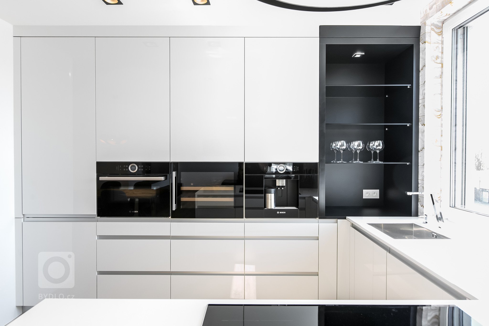 Použité materiály

Horné skrinky: Biely akryl vo vysokom lesku
Dolné skrinky: Biely akryl vo vysokom lesku
Pracovná doska: Biely akryl vo vysokom lesku
…