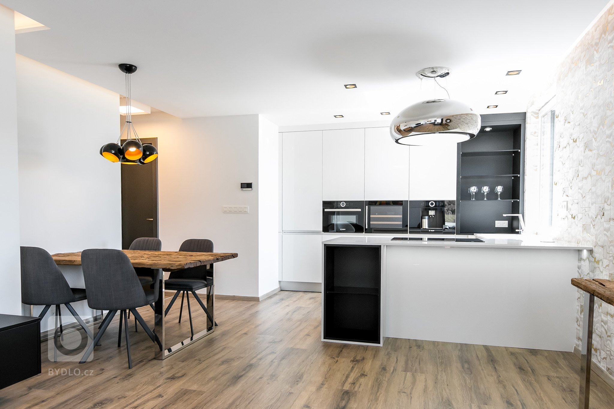 Použité materiály

Horné skrinky: Biely akryl vo vysokom lesku
Dolné skrinky: Biely akryl vo vysokom lesku
Pracovná doska: Biely akryl vo vysokom lesku
…