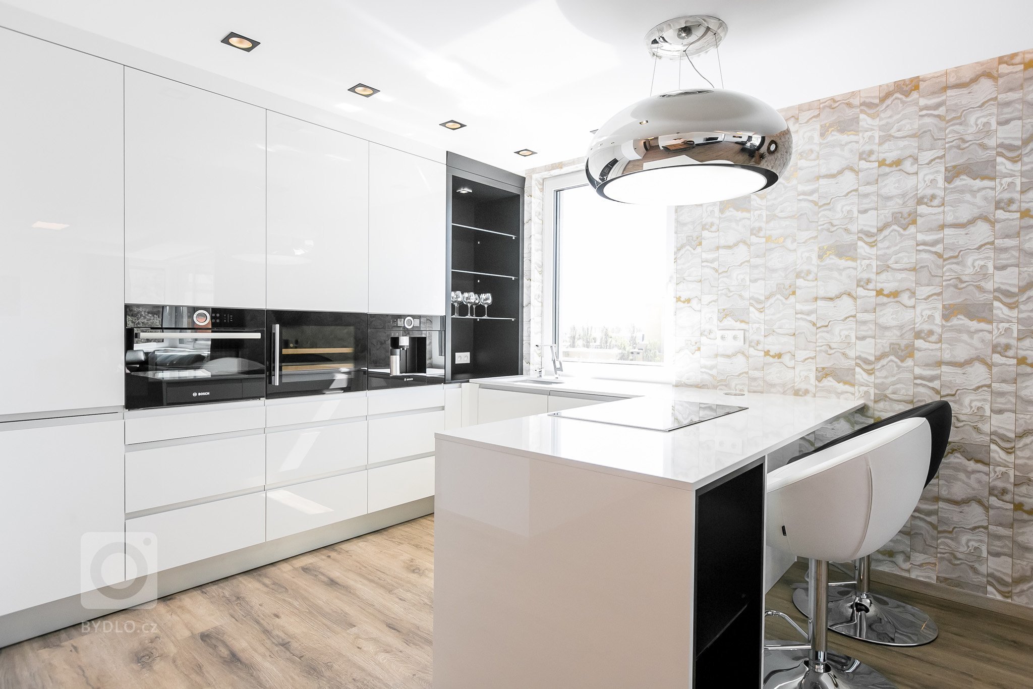 Použité materiály

Horné skrinky: Biely akryl vo vysokom lesku
Dolné skrinky: Biely akryl vo vysokom lesku
Pracovná doska: Biely akryl vo vysokom lesku
…