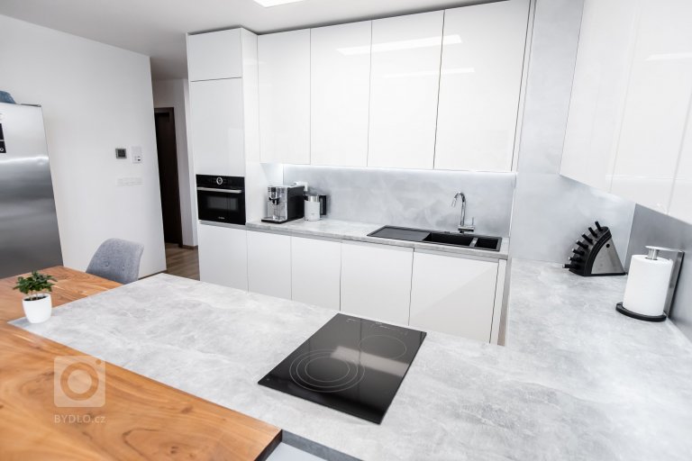 add picture to album