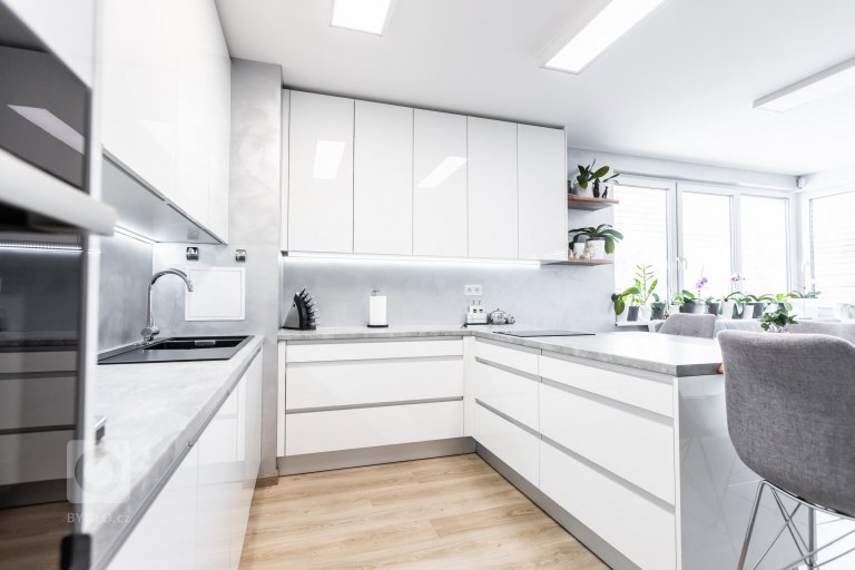 add picture to album