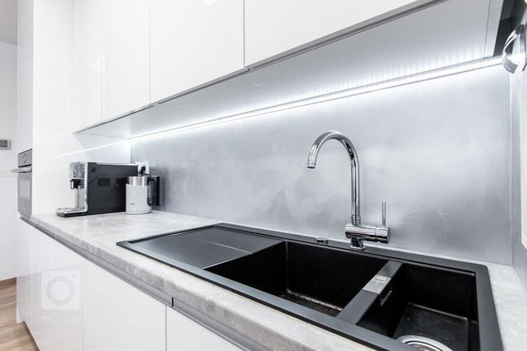 add picture to album