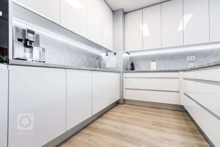 add picture to album