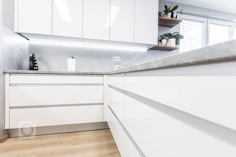 add picture to album