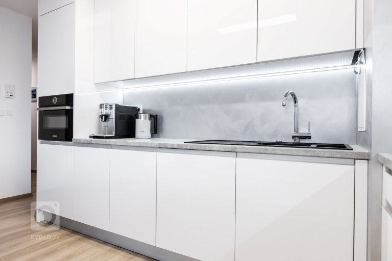 add picture to album