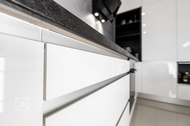 add picture to album