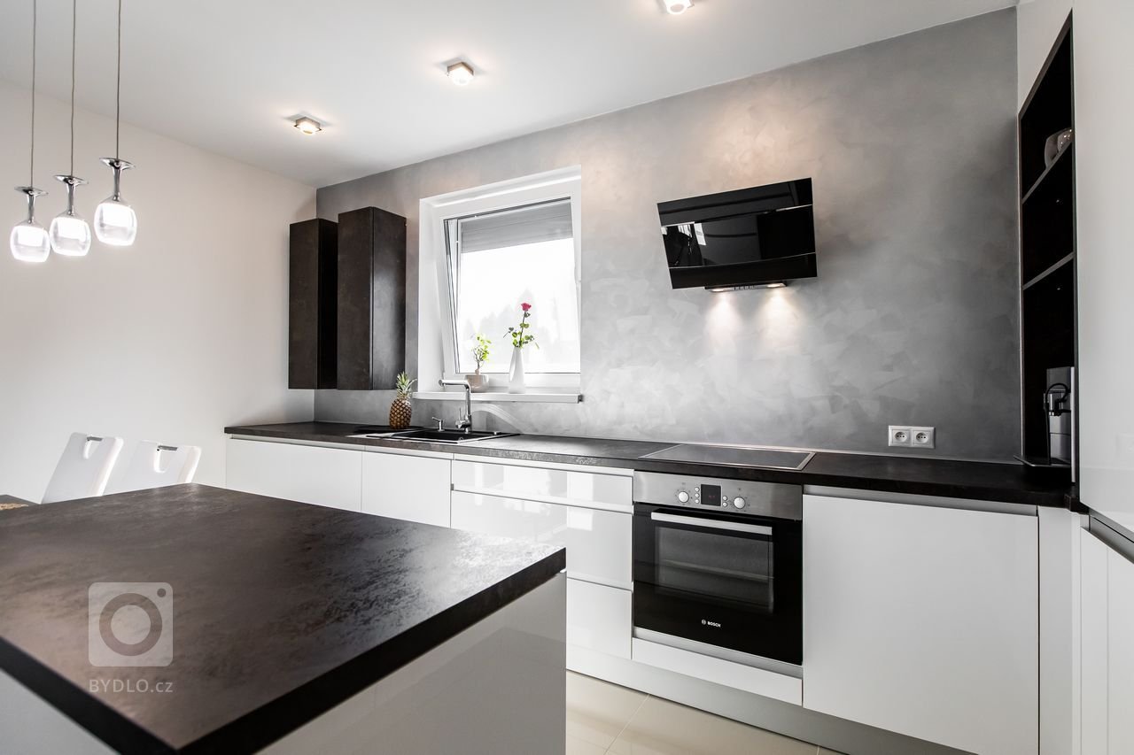 Spojenie bieleho lesku, benátskeho štuku a drevodekóru - Atelier tmavý - nemôže dopadnúť zle. Aj keď biela kuchyňa môže pre niekoho predstavovať nemocničné,…