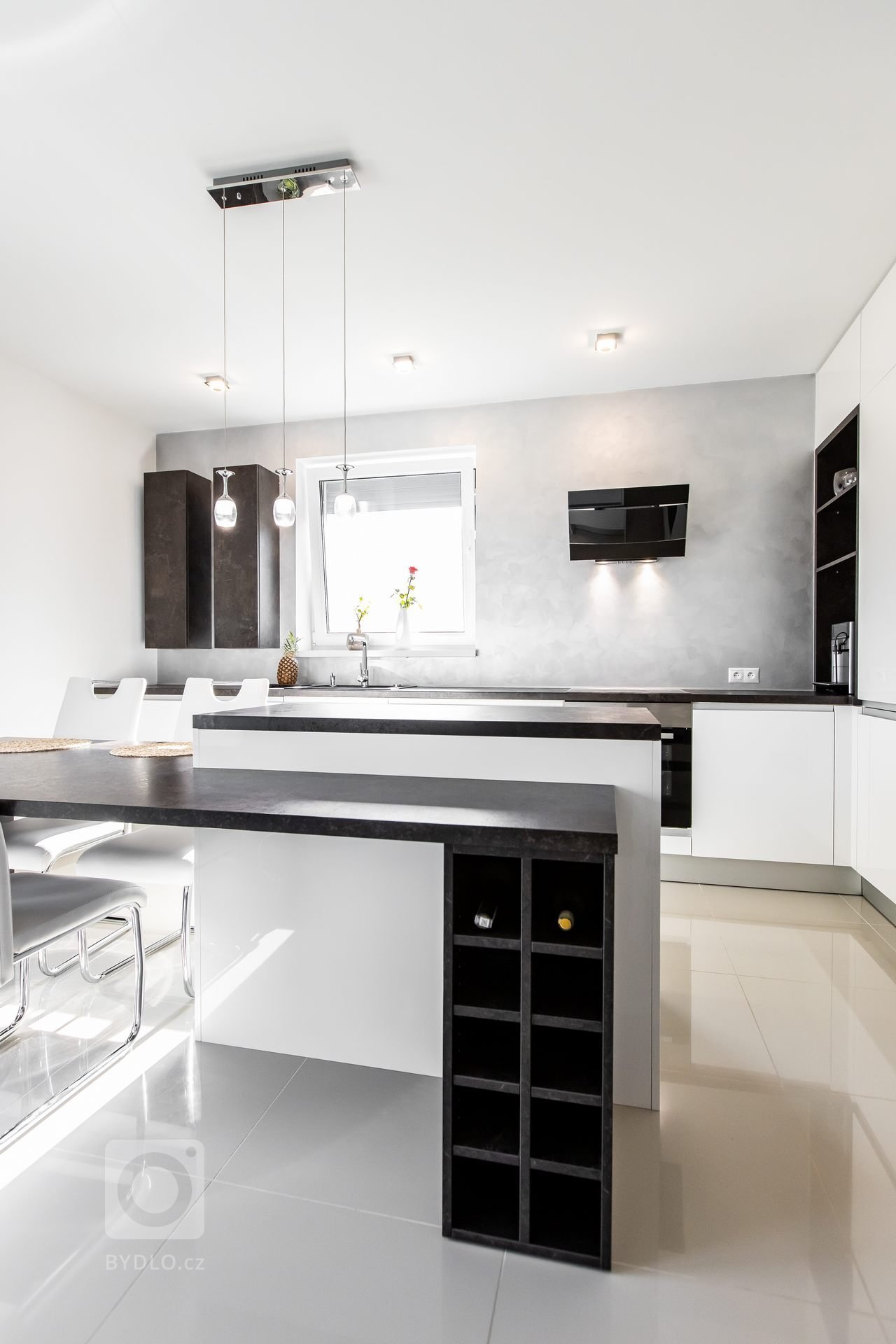 Spojenie bieleho lesku, benátskeho štuku a drevodekóru - Atelier tmavý - nemôže dopadnúť zle. Aj keď biela kuchyňa môže pre niekoho predstavovať nemocničné,…