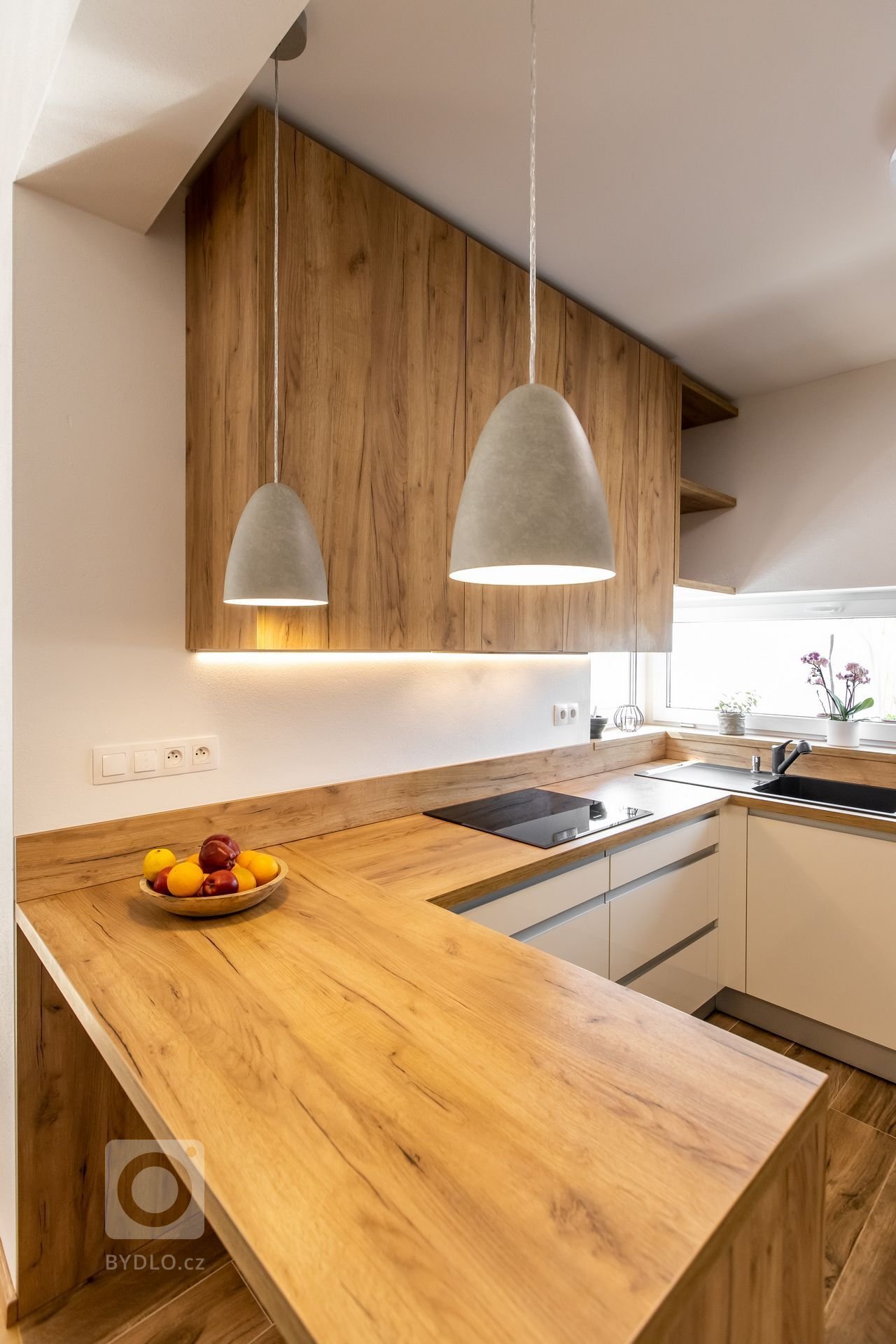 Použité materiály

Horné skrinky: Dub zlatý
Dolné skrinky a potravinová skrinka: Akryl vo vysokom lesku - mandľová
Vysoké skrinky: Sivý mat
Pracovná doska…