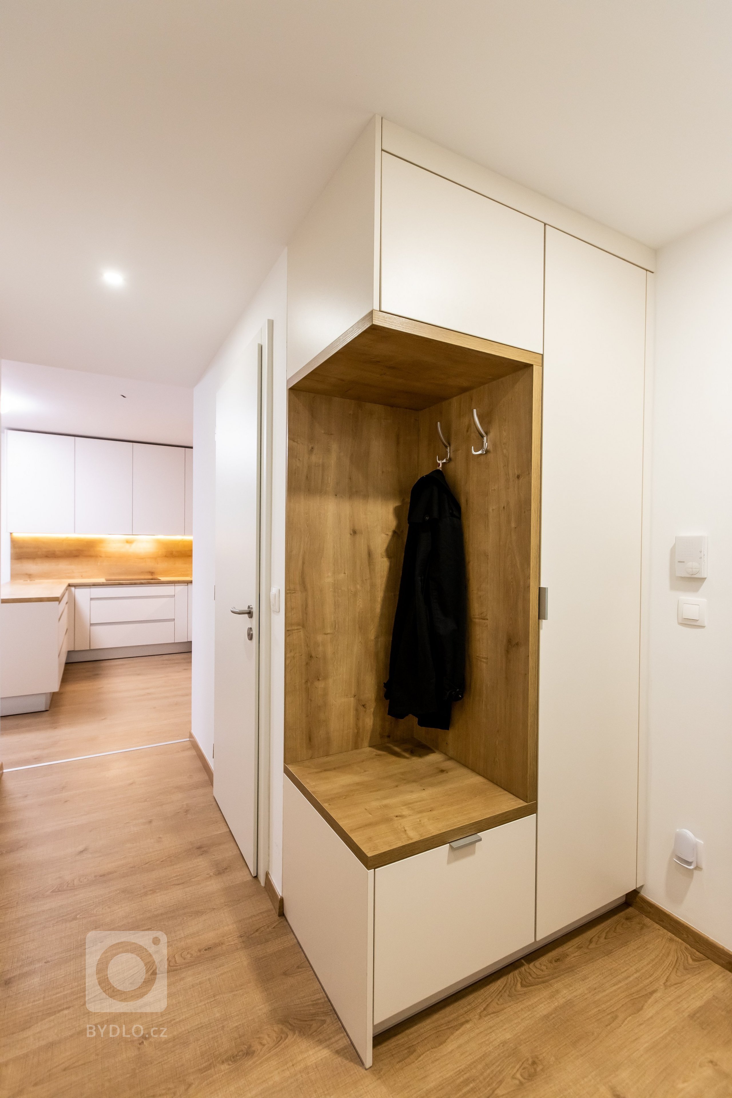 Materiály: Biely perleťový mat a Dub zlatý

Podsvietenie: Teplý&nbsp;LED pás

Madlá: Kuchyňa - Zafrézované hliníkové

Skrine - Madlo v tvare &quot;L&quot…