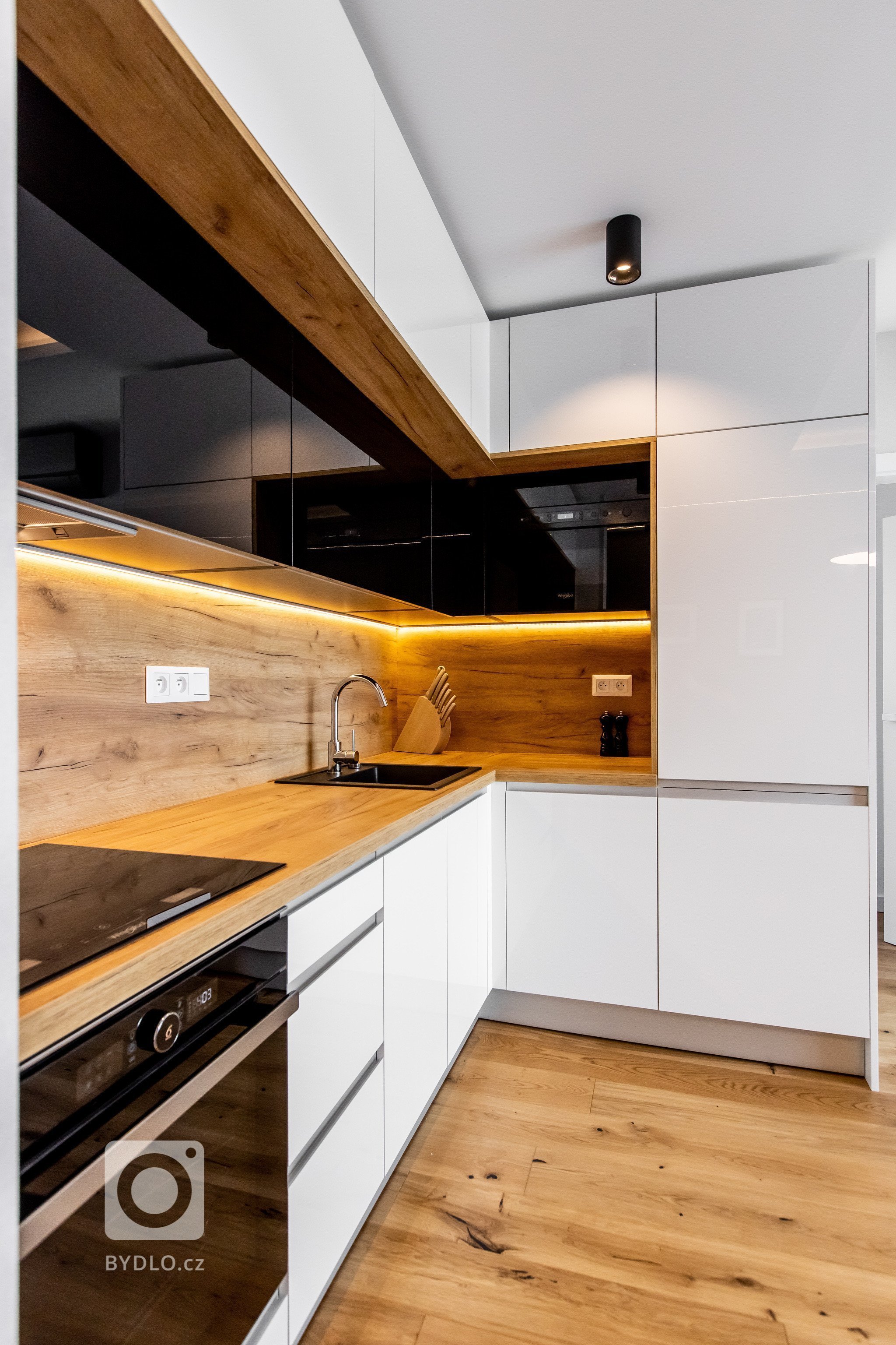 Použité materály:
Kuchynské dvierka - biely a čireny akrylát vo vysokom lesku
Prac. doska: drevodekor dub zlatý
Vstavané skrine: kombinácia dub zlatý a…