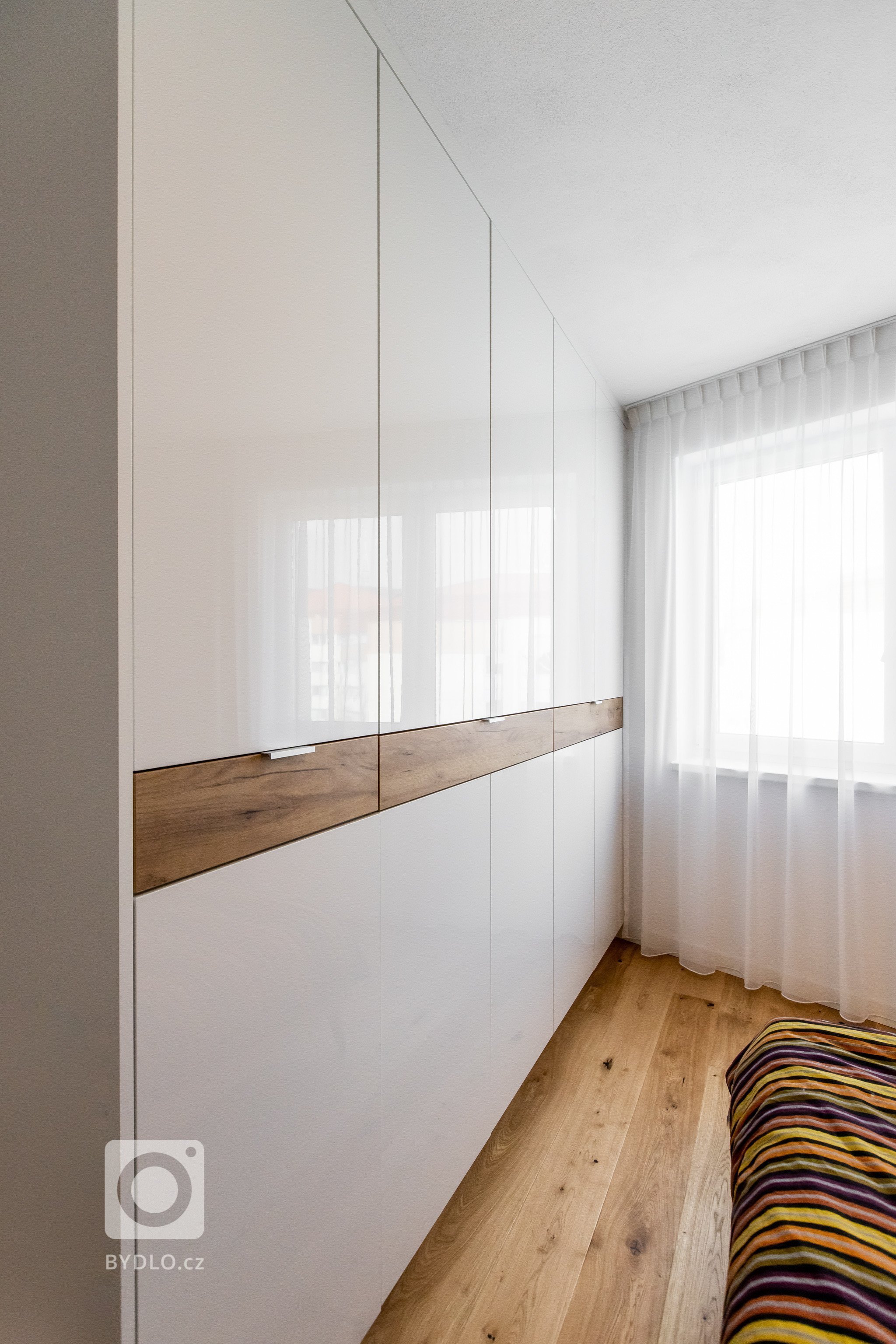 Použité materály:
Kuchynské dvierka - biely a čireny akrylát vo vysokom lesku
Prac. doska: drevodekor dub zlatý
Vstavané skrine: kombinácia dub zlatý a…