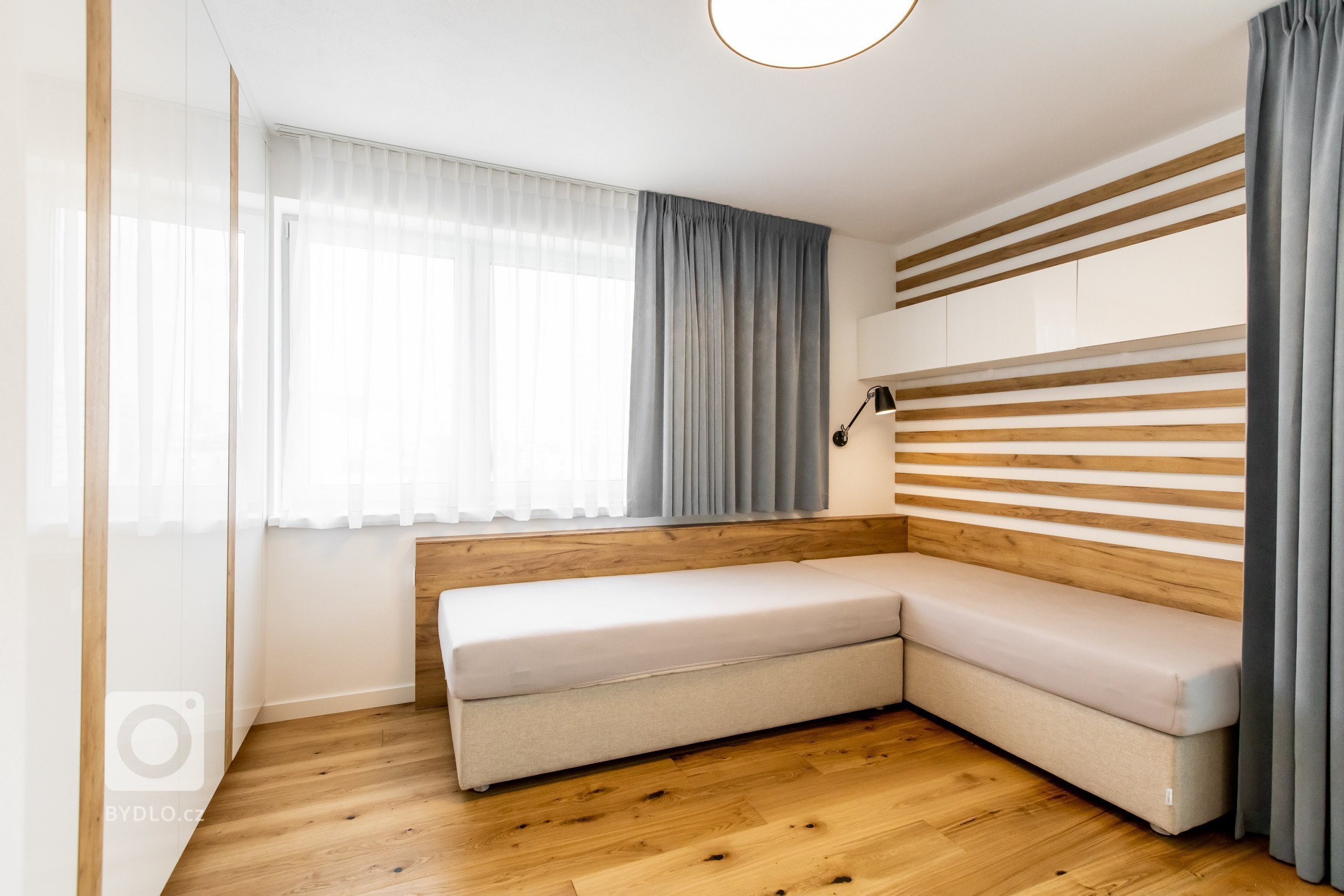 Použité materály:
Kuchynské dvierka - biely a čireny akrylát vo vysokom lesku
Prac. doska: drevodekor dub zlatý
Vstavané skrine: kombinácia dub zlatý a…