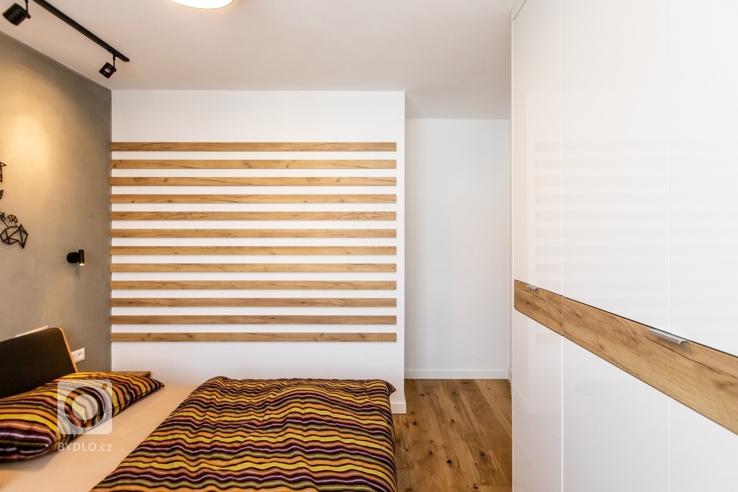 Použité materály:
Kuchynské dvierka - biely a čireny akrylát vo vysokom lesku
Prac. doska: drevodekor dub zlatý
Vstavané skrine: kombinácia dub zlatý a…