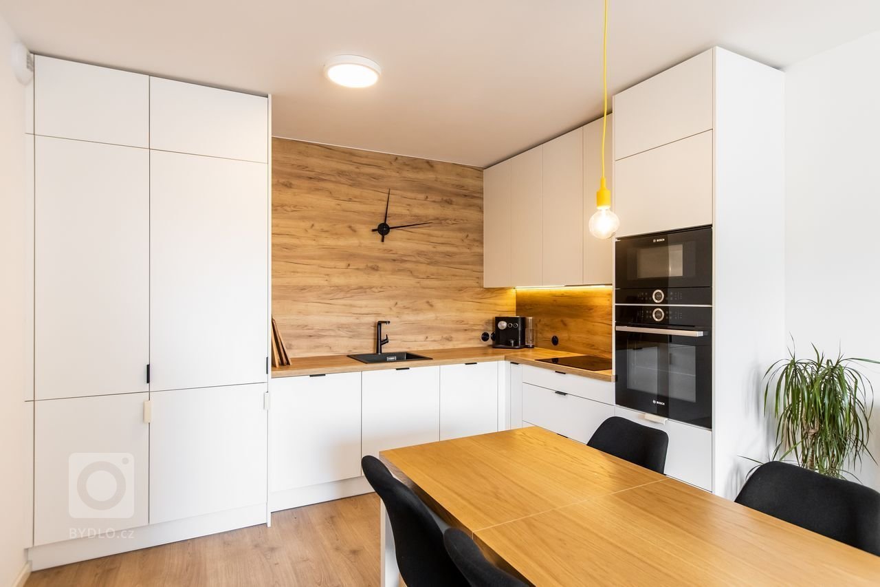 Použité materiály: Drevodekor Dub Zlatý, biely perleťový mat
