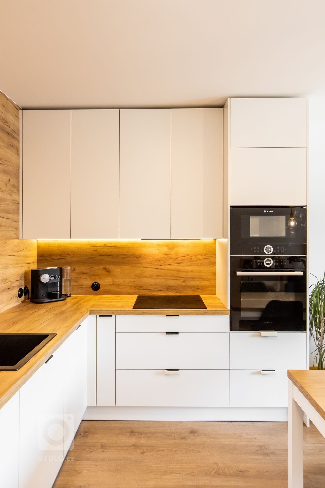 Použité materiály: Drevodekor Dub Zlatý, biely perleťový mat
