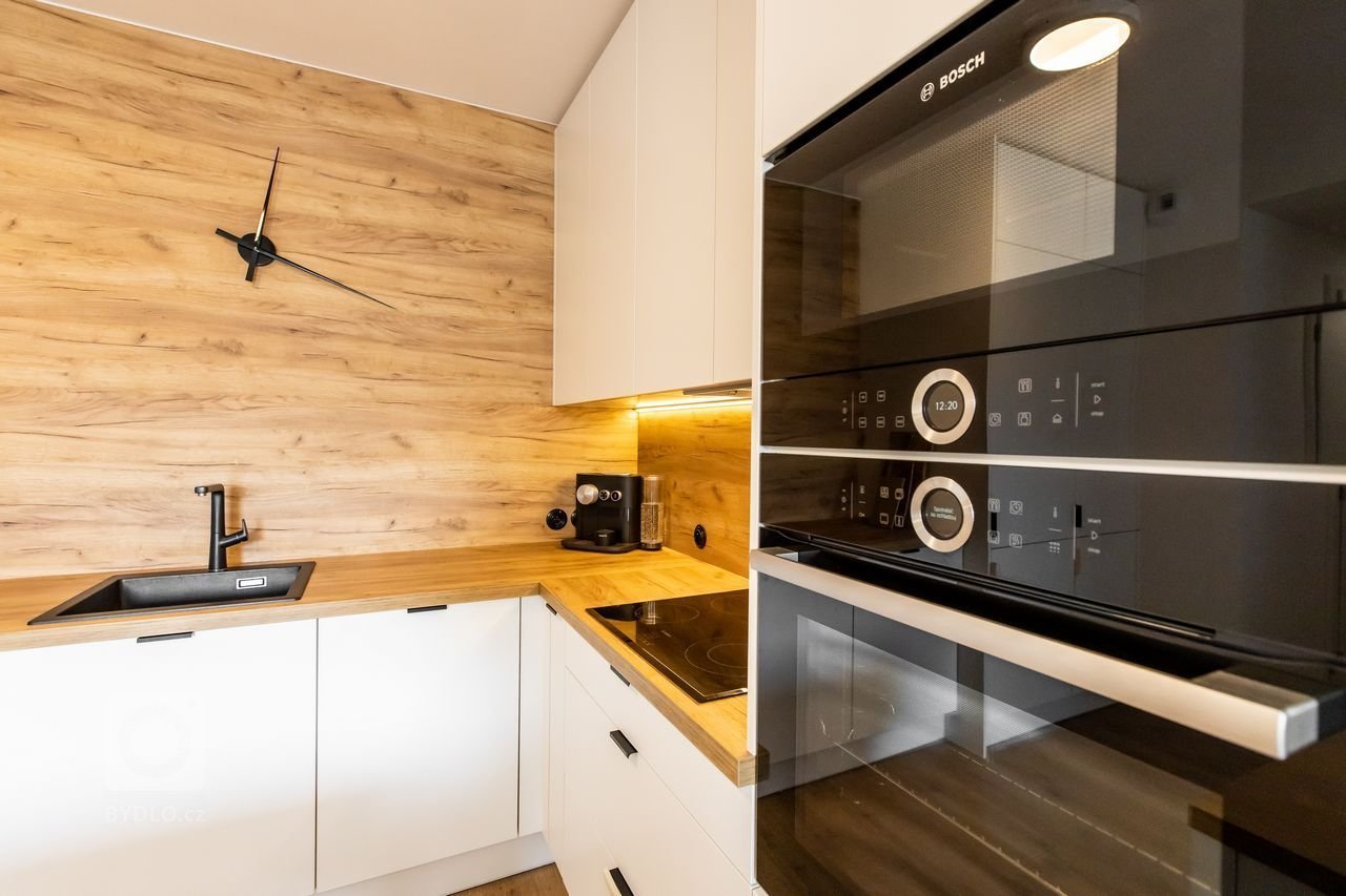 Použité materiály: Drevodekor Dub Zlatý, biely perleťový mat
