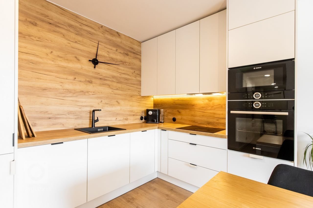 Použité materiály: Drevodekor Dub Zlatý, biely perleťový mat
