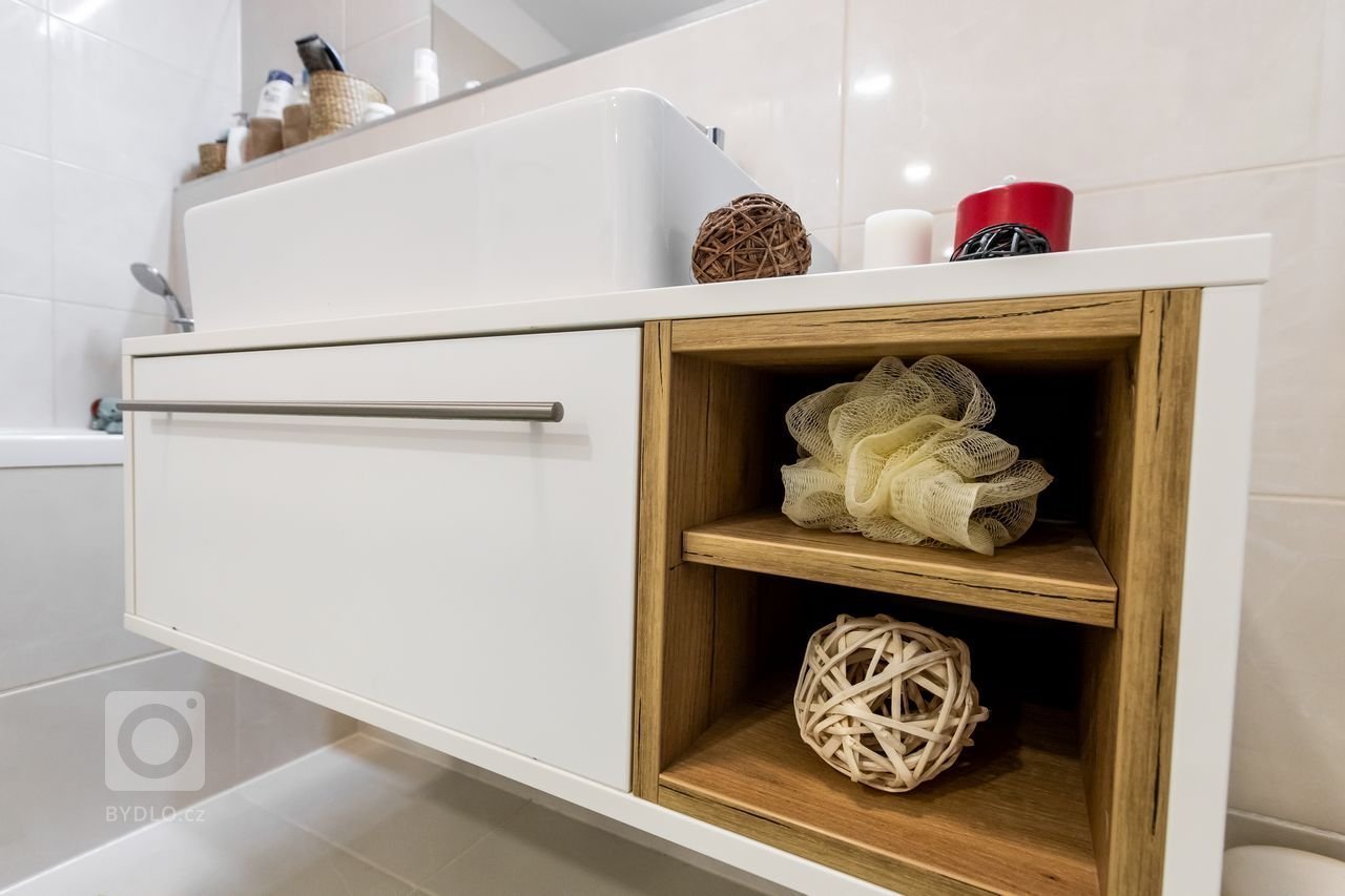 Použité materiály: Drevodekor Dub Zlatý, biely perleťový mat
