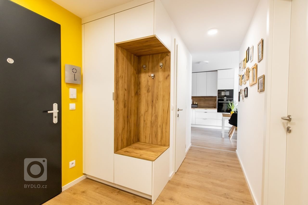 Použité materiály: Drevodekor Dub Zlatý, biely perleťový mat
